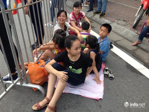 Những em bé còn ngậm bình sữa thức trắng đêm cùng mẹ đi xem Diễu binh 2/9 - ảnh 8