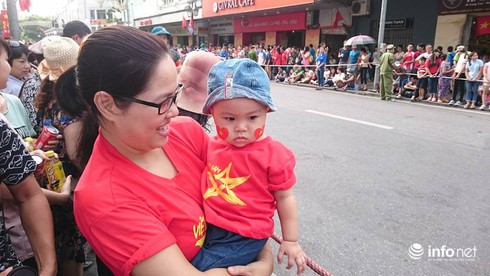 Những em bé còn ngậm bình sữa thức trắng đêm cùng mẹ đi xem Diễu binh 2/9 - ảnh 10