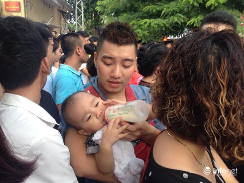 Những em bé còn ngậm bình sữa thức trắng đêm cùng mẹ đi xem Diễu binh 2/9 - ảnh 11