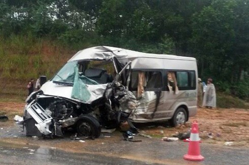 Xe rước dâu va chạm trên cao tốc Hà Nội - Lào Cai, 6 người gặp nạn - ảnh 1