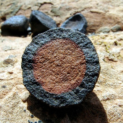 Những quả cầu kỳ lạ 2,8 tỷ năm tuổi - ảnh 2