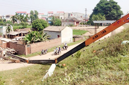 Bắc Giang: Cần cẩu bất ngờ đổ gập trên quốc lộ 1A, một người bị thương - ảnh 1