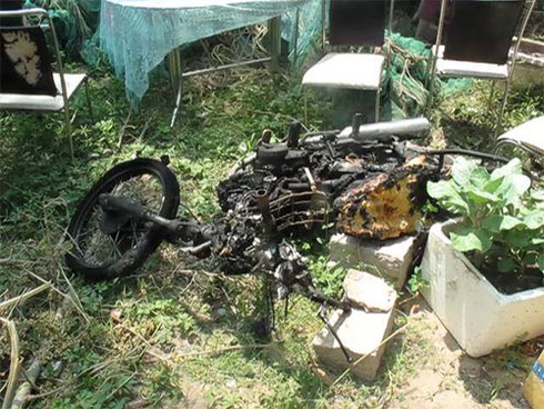 Dùng xăng tự thiêu sau khi chém trọng thương vợ - ảnh 1