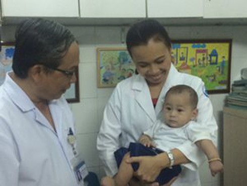 Bé trai bị xe trộn bê-tông cán văng khỏi bụng mẹ được BV tổ chức sinh nhật - ảnh 1