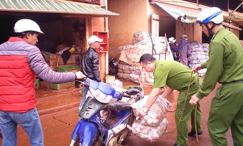 Đà Lạt: Bắt lô khoai tây Trung Quốc đầu tiên vào chợ nông sản - ảnh 1