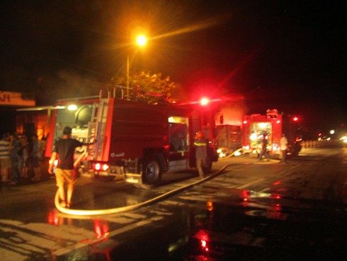 Huế: Kho hàng bốc cháy dữ dội trong đêm - ảnh 1