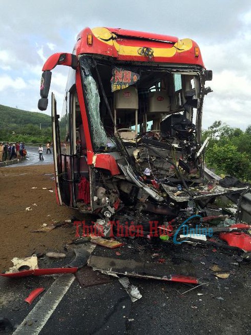 Xe đầu kéo đấu đầu xe khách trên đèo Phước tượng, 2 tài xế nguy kịch - ảnh 1