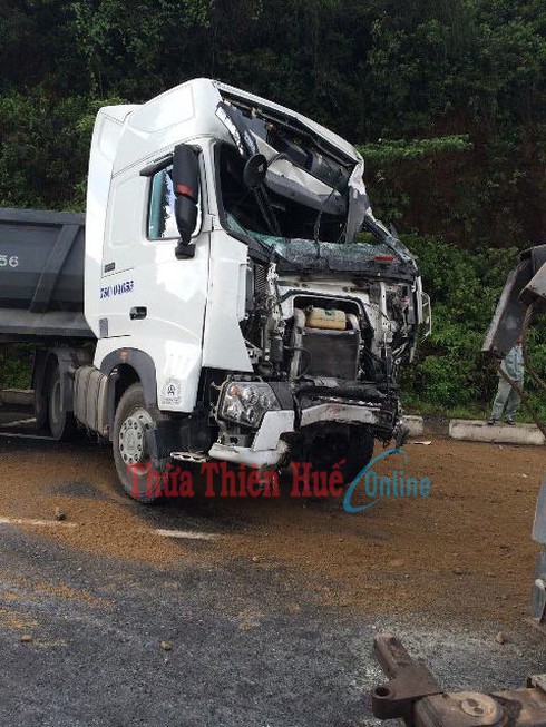 Xe đầu kéo đấu đầu xe khách trên đèo Phước tượng, 2 tài xế nguy kịch - ảnh 2
