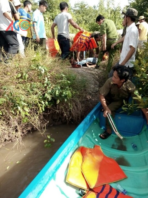 Cà Mau: Canô chở khách du lịch đâm vào trụ cầu, 9 người thương vong - ảnh 1