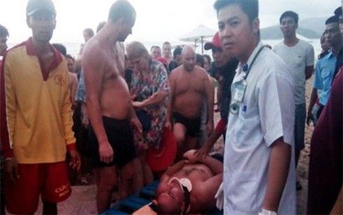 Cứu sống du khách Nga bị sóng đánh gãy cổ - ảnh 1