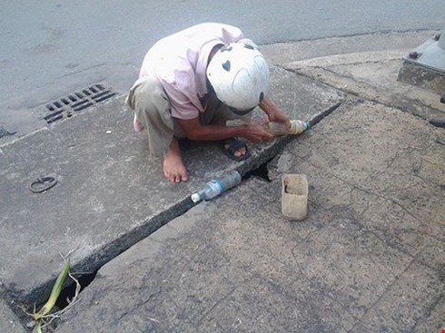 Độc đáo nghề câu cá trê ngay giữa... phố - ảnh 1