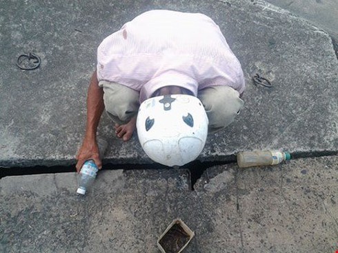 Độc đáo nghề câu cá trê ngay giữa... phố - ảnh 3