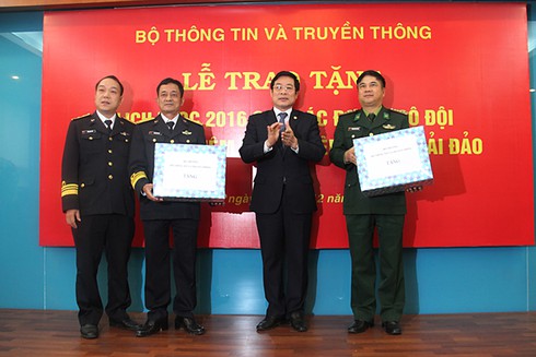 Trao tặng lịch bloc 2016 cho các đơn vị đang làm nhiệm vụ tại biên giới, hải đảo - ảnh 2