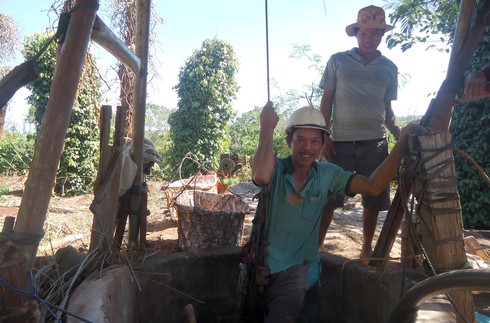 Nghề đào giếng thu nhập cao nhờ nắng hạn - ảnh 1