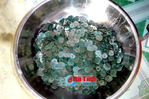 Hà Tĩnh: Cuốc đất trồng cỏ, phát hiện 15kg tiền cổ - ảnh 1