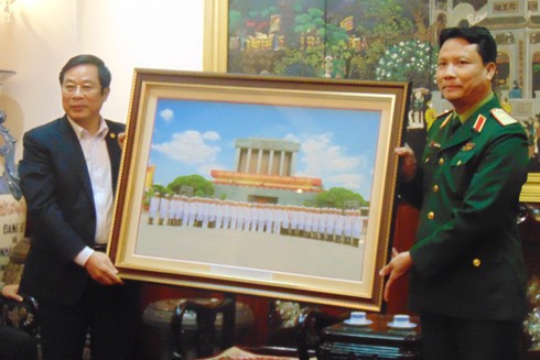 Bộ trưởng Bộ TT&TT thăm Bộ Tư lệnh Bảo vệ Lăng - ảnh 1