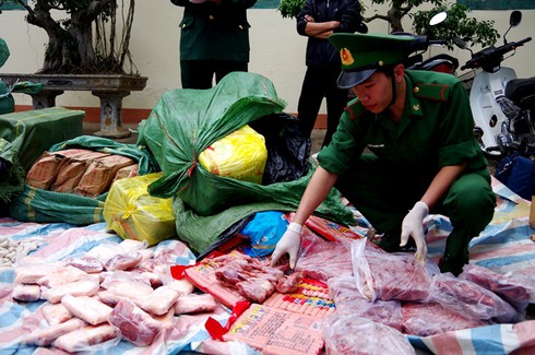 Lào Cai: Bắt giữ hơn 500 kg thực phẩm bẩn nhập lậu - ảnh 1