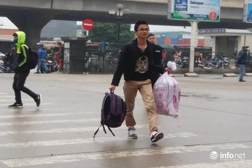 Khổ sở đi xe khách về quê đón Tết - ảnh 1