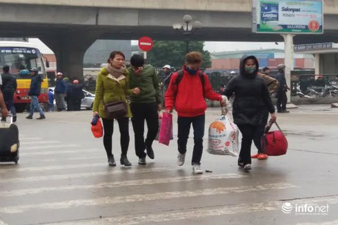 Khổ sở đi xe khách về quê đón Tết - ảnh 2