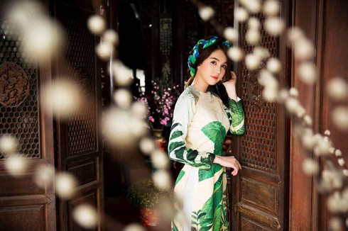 Ngọc Trinh tiếp tục làm mới mình trong trang phục áo dài - ảnh 1