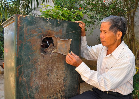 Chủ nhà đi vắng, kẻ trộm leo rào đục thủng két sắt trộm tài sản - ảnh 1