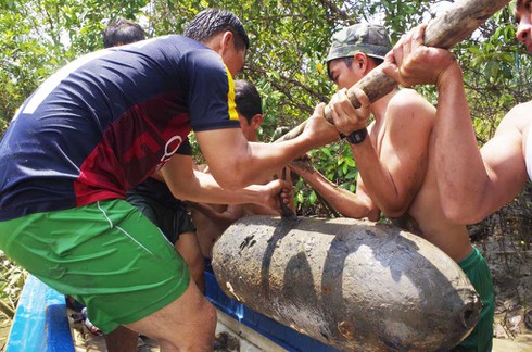 Đi mò cá phát hiện bom “khủng” nặng gần 350kg - ảnh 1