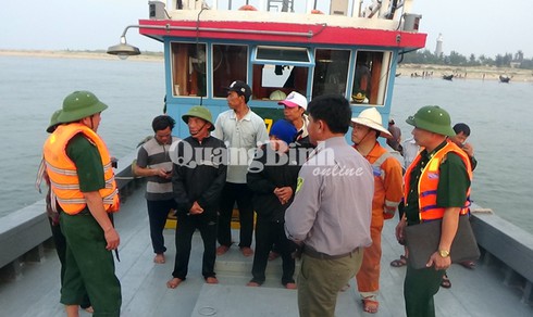 Bộ đội Biên phòng Quảng Bình ngăn chặn kịp thời hiện tượng thu mua cá chết - ảnh 1