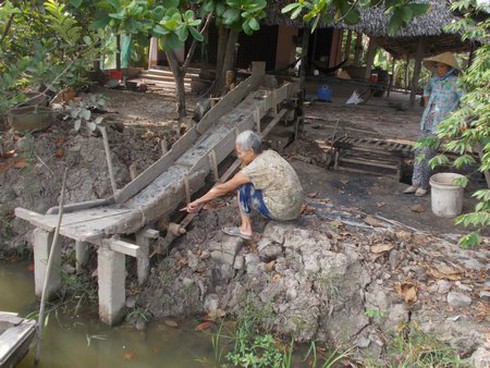 Thêm một người bị cối gạch nghiền nát cánh tay - ảnh 1