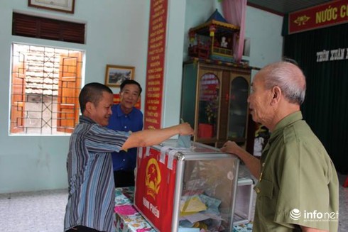 Cử tri ven biển không ra khơi, nô nức đi bầu cử sớm - ảnh 2