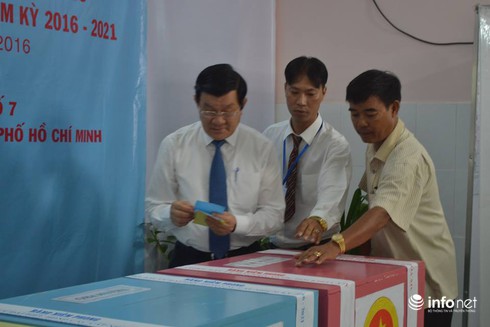 Nguyên Chủ tịch nước Trương Tấn Sang đi bỏ phiếu ở TP.Hồ Chí Minh - ảnh 3