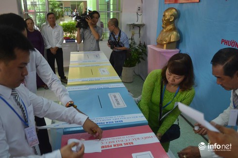 Nguyên Chủ tịch nước Trương Tấn Sang đi bỏ phiếu ở TP.Hồ Chí Minh - ảnh 1