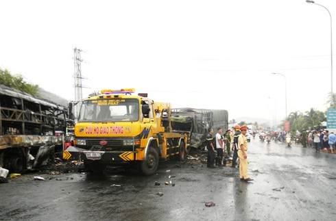 Bình Thuận: Tai nạn giao thông thảm khốc, ít nhất 13 người chết - ảnh 1