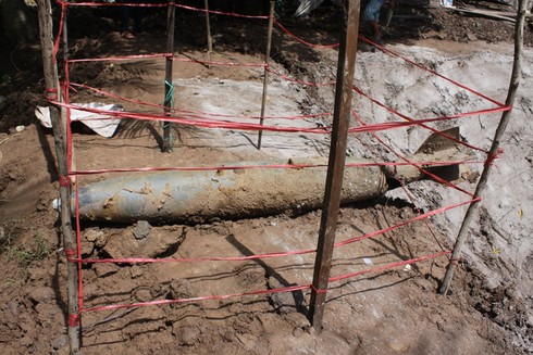 Vét hầm nuôi cá, phát hiện... bom - ảnh 1