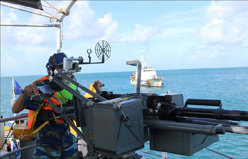 BTL Vùng Cảnh sát biển 4 huấn luyện vòng tổng hợp và bắn đạn thật trên biển - ảnh 1