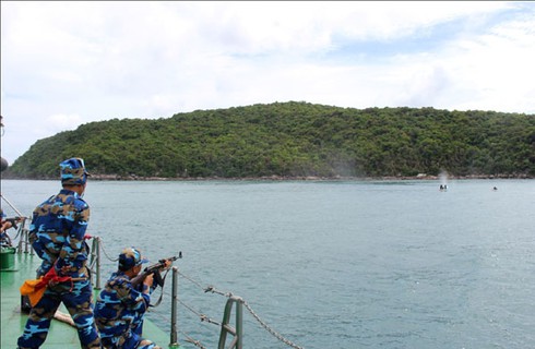 BTL Vùng Cảnh sát biển 4 huấn luyện vòng tổng hợp và bắn đạn thật trên biển - ảnh 2