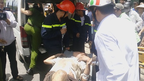 Giải cứu thành công người đàn ông mắc kẹt dưới ống cống - ảnh 3