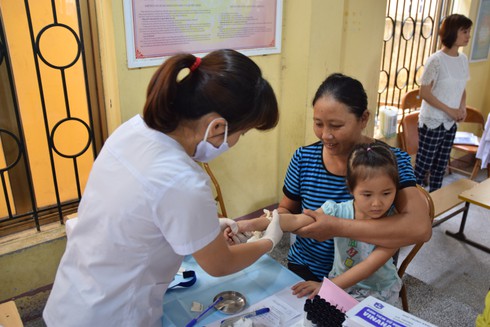 Trẻ em, người lao động ở Hưng Yên được hỗ trợ thực phẩm thải độc chì miễn phí - ảnh 1