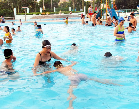 Bà giáo già dạy bơi - ảnh 1