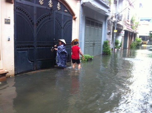 Hà Nội mưa một đêm, người dân
