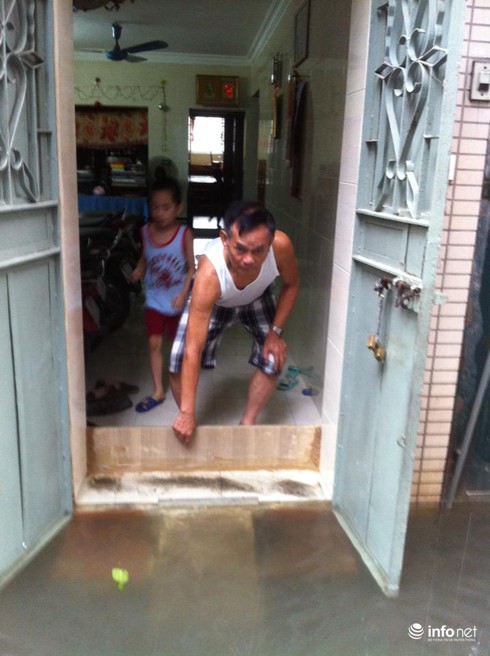 Hà Nội mưa một đêm, người dân