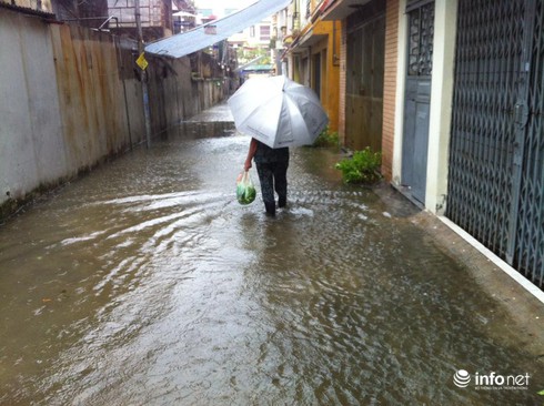 Hà Nội mưa một đêm, người dân