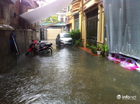 Hà Nội mưa một đêm, người dân