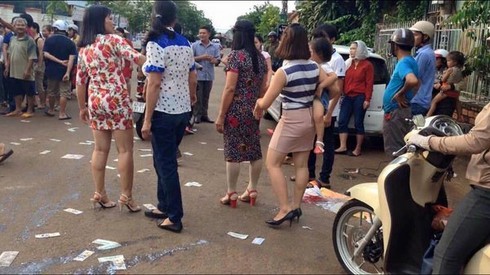 Rải vàng mã trong đám cưới chồng cũ - Kịch bản quái đản hay ...? - ảnh 2