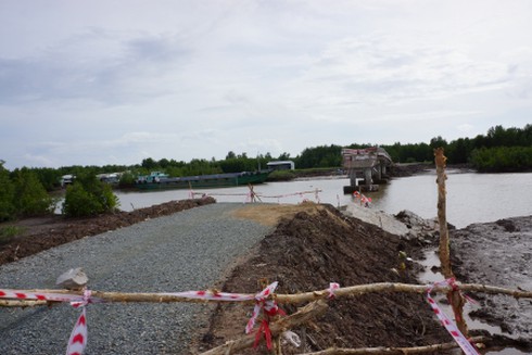 Sập cầu Ô Rô, một số tuyến đường về Đất Mũi bị tê liệt - ảnh 1