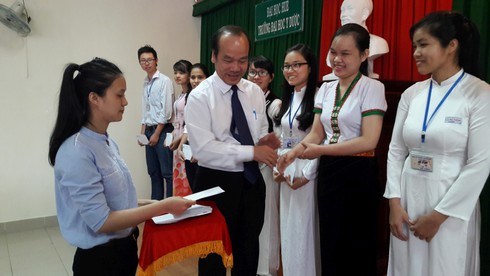 Trao học bổng hỗ trợ SV y dược người dân tộc thiểu số - ảnh 1