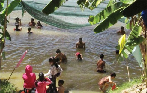 Lớp bơi trên sông Hương - ảnh 1