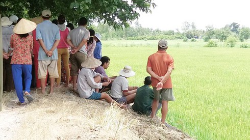 Phát hiện thi thể bé trai 2 tuổi lập lờ dưới kênh - ảnh 1