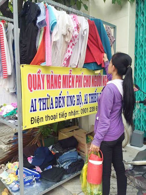 Quầy hàng miễn phí cho người nghèo - ảnh 1
