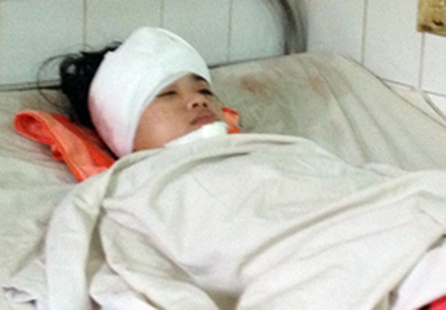 Nữ sinh bị đèn cao áp rơi trúng đầu lúc tan trường - ảnh 1