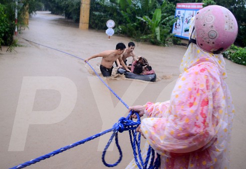 Cảm động các cô giáo dầm lũ cứu hơn 20 học sinh mầm non thoát chết - ảnh 1